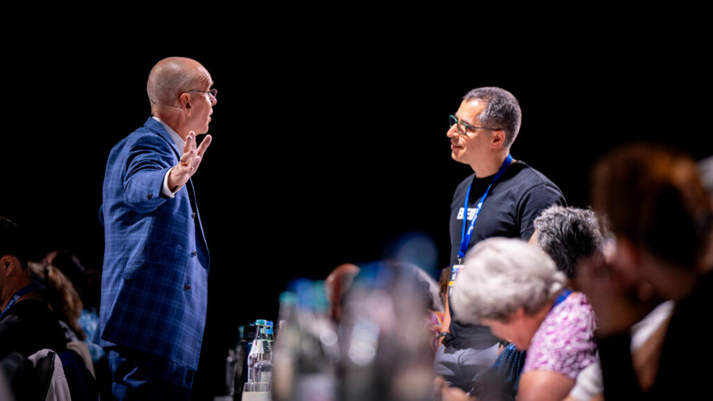 Mike Dierssen im Gespräch mit einem Kunden auf einem Seminar